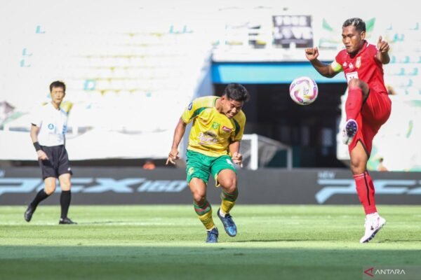 Berikut beberapa alternatif judul untuk "Toni Firmansyah Tetap Jalani Program Latihan Persebaya":

1. "Toni Firmansyah Terus Konsisten dalam Program Latihan Persebaya"
2. "Toni Firmansyah Lanjutkan Dedikasi Latihan Bersama Persebaya"
3. "Toni Firmansyah Tak Padamkan Semangat Latihan di Persebaya"
4. "Komitmen Toni Firmansyah dalam Program Latihan Persebaya"
5. "Toni Firmansyah: Fokus pada Latihan Bersama Persebaya"
6. "Persebaya: Toni Firmansyah Terus Berlatih Tanpa Henti"
7. "Toni Firmansyah Pertahankan Rutin Latihan di Persebaya"
8. "Dedikasi Toni Firmansyah dalam Program Latihan Persebaya"

Silakan pilih atau sesuaikan dengan kebutuhan Anda!