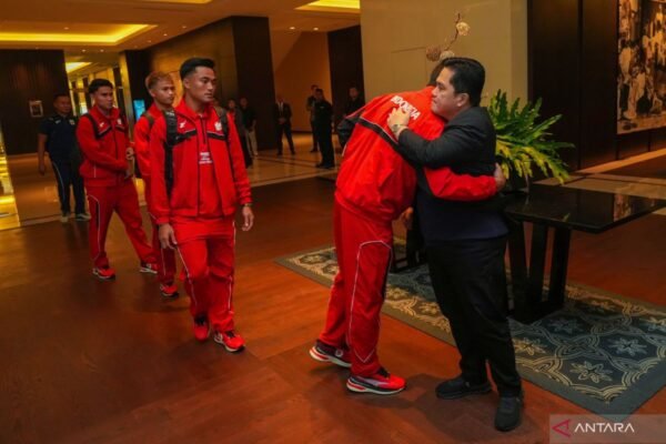 Here are some alternative titles for "Prediksi Susunan Pemain Timnas Indonesia vs Australia":

1. "Analisis Susunan Pemain Timnas Indonesia dan Australia"
2. "Taktik dan Formasi: Timnas Indonesia vs Australia"
3. "Perkiraan Line-up Timnas Indonesia kontra Australia"
4. "Susunan Pemain yang Mungkin untuk Laga Indonesia vs Australia"
5. "Prediksi Formasi Timnas Indonesia menghadapi Australia"
6. "Persiapan Pertandingan: Pertarungan Susunan Pemain Indonesia dan Australia"
7. "Bagaimana Susunan Pemain Timnas Indonesia Melawan Australia?"
8. "Menjelang Pertandingan: Prediksi Line-up Indonesia vs Australia"
9. "Susunan Pemain: Siapa yang Akan Diturunkan Indonesia Melawan Australia?"
10. "Antisipasi Pertandingan: Susunan Pemain Timnas Indonesia vs Australia"

Feel free to modify these suggestions further!
