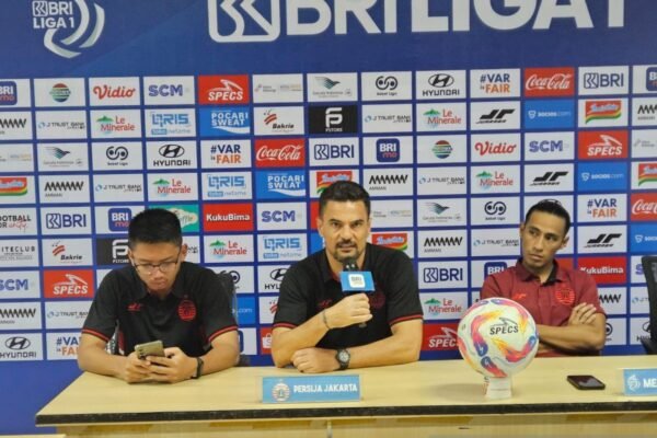 Berikut adalah beberapa alternatif judul yang dapat Anda gunakan:

1. "Pena: Persija Tampil Tanpa 'Ritme' Jelas di Paruh Pertama"
2. "Pena Ungkap Persija Kurang 'Ritme' di Babak Pertama"
3. "Evaluasi Pena: Persija Kehilangan 'Ritme' di Babak Pertama"
4. "Persija Tak Optimal: Pena Sebut 'Ritme' Babak Pertama Tidak Jelas"
5. "Pena Menyatakan Persija Bermain Tanpa 'Ritme' di Paruh Pertama"

Silakan pilih atau sesuaikan yang menurut Anda paling tepat!