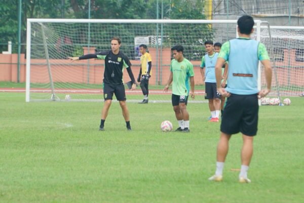 Munster Siapkan Pengganti Slavko untuk Derbi Melawan Arema FC" 

juga bisa diubah menjadi:

"Munster Rencanakan Pengganti Slavko Jelang Derbi Melawan Arema FC" 

atau 

"Munster Siapkan Strategi Baru Tanpa Slavko untuk Derbi Arema FC" 

atau 

"Derbi Arema FC: Munster Cari Pengganti Slavko" 

Apakah ada judul lain yang Anda ingin saya bantu?