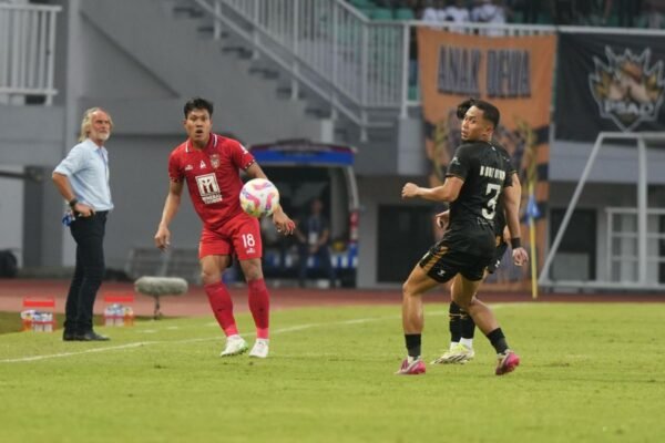 Here are some alternative titles for "Pelatih sebut kemenangan Dewa United buah dari rencana matang":

1. "Pelatih: Kemenangan Dewa United Hasil Rencana Strategis"
2. "Dewa United Raih Kemenangan Berkat Strategi yang Matang, Kata Pelatih"
3. "Pelatih Ungkap Kemenangan Dewa United Berasal dari Persiapan Matang"
4. "Strategi Jitu: Pelatih Dewa United Sebut Kemenangan Sebagai Buah Kerja Keras"
5. "Kemenangan Dewa United: Hasil Rencana yang Teliti Menurut Pelatih"
6. "Rencana Matang Kunci Sukses Dewa United, Kata Pelatih"
7. "Pelatih Dewa United: Kemenangan Ini Berkat Strategi yang Telah Disusun"
8. "Kemenangan Dewa United: Cerminan Perencanaan Matang, Kata Pelatih"
9. "Kemenangan yang Diraih Dewa United Berakar dari Rencana Matang Pelatih"
10. "Dewa United Menang: Pelatih Sebut Perencanaan sebagai Kunci Utama" 

Feel free to mix and match or adjust any of these titles to better suit your preferences!