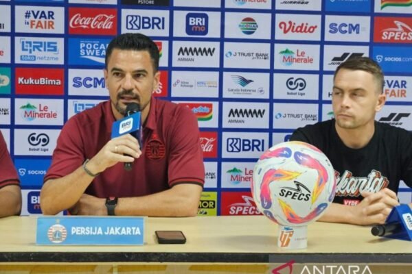 Berikut adalah beberapa alternatif judul untuk "Doni Tri dapat dimainkan saat Persija Jakarta jamu Semen Padang":

1. "Doni Tri Kembali Tampil saat Persija Jakarta Hadapi Semen Padang"
2. "Persija Jakarta Dapatkan Kekuatan Tambahan dengan Kembalinya Doni Tri saat Jamu Semen Padang"
3. "Doni Tri Siap Beraksi dalam Laga Persija Jakarta Melawan Semen Padang"
4. "Persija Jakarta Bersiap, Doni Tri Dapat Main Kontra Semen Padang"
5. "Kembalinya Doni Tri Menjadi Sorotan saat Persija Jakarta Jamu Semen Padang"

Semoga ini membantu!