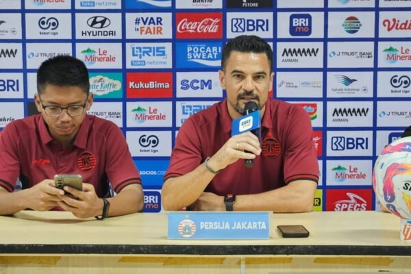 Carlos Pena Rambah Persaingan Ketat di Papan Atas Liga 1