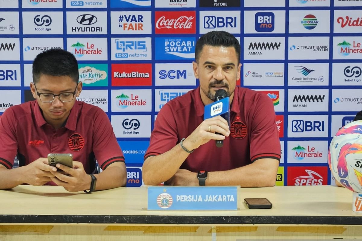 Carlos Pena Rambah Persaingan Ketat di Papan Atas Liga 1