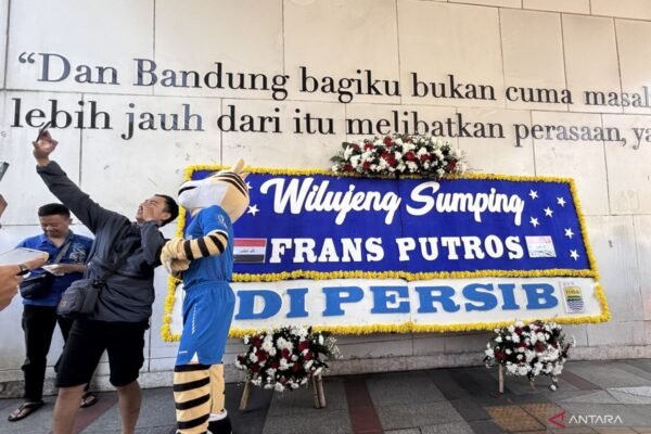 Persib Umumkan Rekrutmen Bek Baru Frans Putros dengan Karangan Bunga