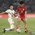 Here are some alternative titles for "Hokky Caraka Resmi Berlabuh di Persita Tangerang":

1. "Hokky Caraka Resmi Bergabung dengan Persita Tangerang"
2. "Hokky Caraka Menandatangani Kontrak dengan Persita Tangerang"
3. "Persita Tangerang Sambut Kedatangan Hokky Caraka Secara Resmi"
4. "Hokky Caraka: Pemain Baru Persita Tangerang"
5. "Kedatangan Hokky Caraka ke Persita Tangerang Diumumkan Resmi"
6. "Hokky Caraka Kini Resmi Berseragam Persita Tangerang"
7. "Persita Tangerang Perkuat Tim dengan Resminya Hokky Caraka"
8. "Hokky Caraka Resmi Menjadi Bagian dari Persita Tangerang"
9. "Penyampaian Resmi: Hokky Caraka di Persita Tangerang"
10. "Persita Tangerang Resmi Perkenalkan Hokky Caraka sebagai Pemain Baru"

Feel free to choose any of these or mix and match elements to create your preferred title!