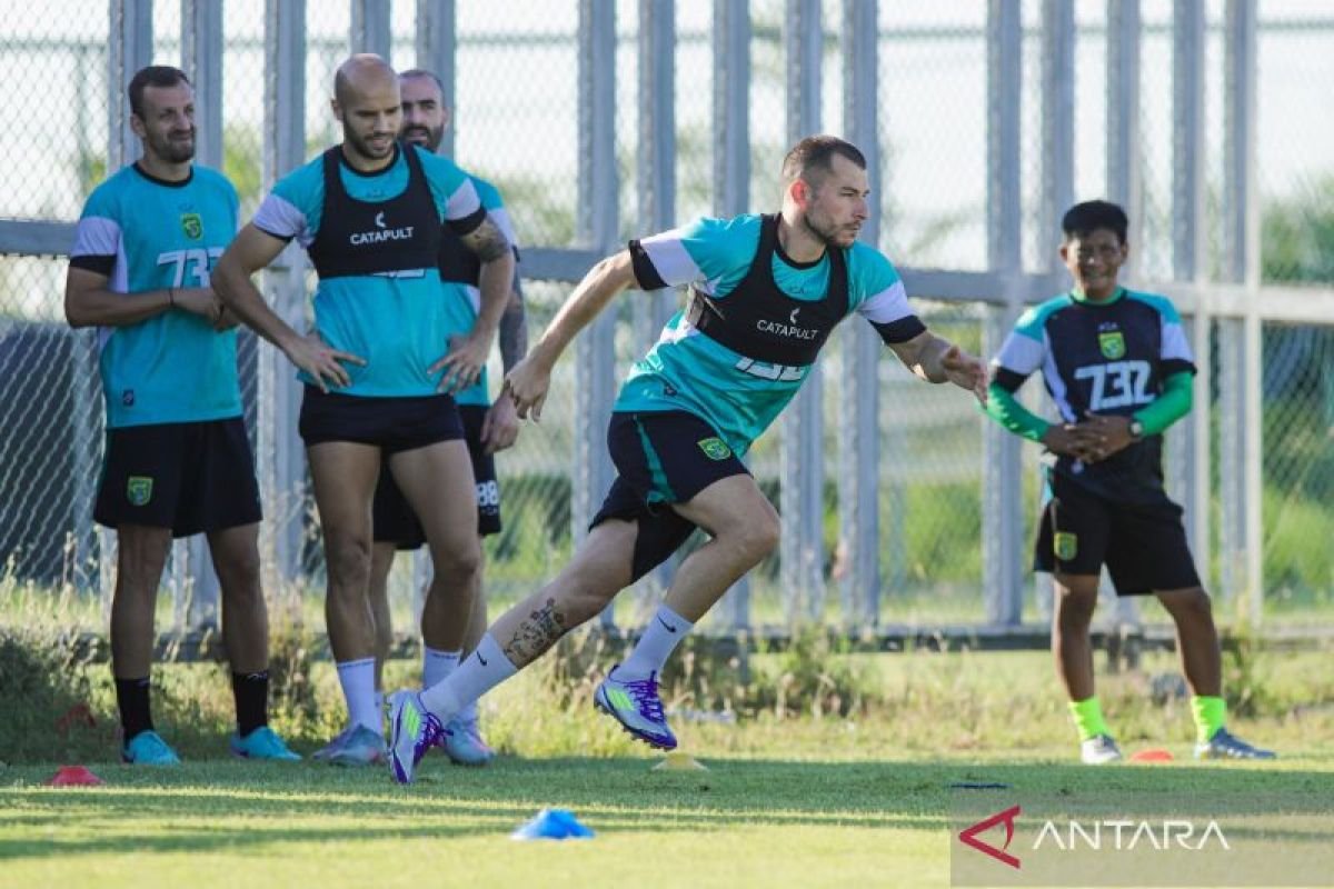 “Tidak Perlu Khawatir: Eduardo Perez Optimis Mihailo Perovic Akan Segera Tampil Tajam”