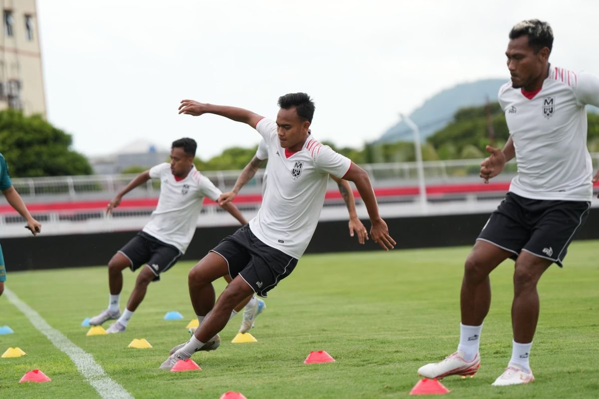 Malut United: Waspadai Kebangkitan Semen Padang" could be alternated to:

"Malut United: Hati-hati dengan Kebangkitan Semen Padang" 

Or 

"Malut United: Antisipasi Kebangkitan Semen Padang" 

Let me know if you need more options!