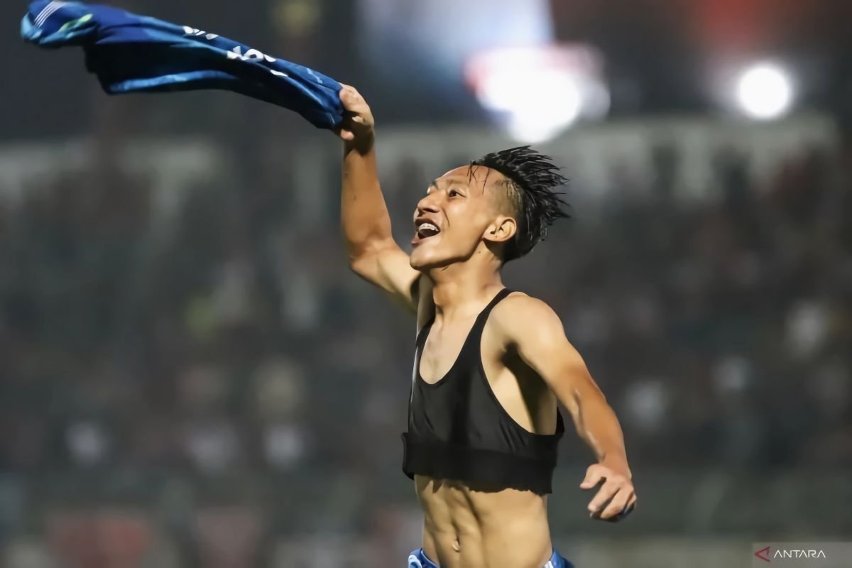 Here are some alternate title suggestions for "Beckham Putra desak Persib jaga tren positif":

1. "Beckham Putra: Persib Harus Pertahankan Momentum Positif"
2. "Beckham Putra Dorong Persib untuk Tetap di Jalur Kemenangan"
3. "Beckham Putra: Pentingnya Persib Menjaga Tren Positif"
4. "Beckham Putra Serukan Persib untuk Terus Berprestasi"
5. "Beckham Putra Panggil Persib untuk Mempertahankan Kinerja Baik"
6. "Beckham Putra Imbau Persib Agar Tetap pada Tren Positif"
7. "Beckham Putra: Semangat Persib untuk Konsisten dalam Kinerja" 

Feel free to modify or combine these suggestions!