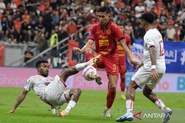 Gol Rizky Ridho ke Gawang Arema FC Masuk Nominasi Puskas Award 2025" bisa diubah menjadi:

"Rizky Ridho Raih Nominasi Puskas Award 2025 Berkat Gol Spektakulernya ke Gawang Arema FC" 

atau 

"Gol Menakjubkan Rizky Ridho ke Gawang Arema FC Terus Melaju ke Nominasi Puskas Award 2025" 

Anda bisa memilih yang paling sesuai atau mengombinasikan keduanya!